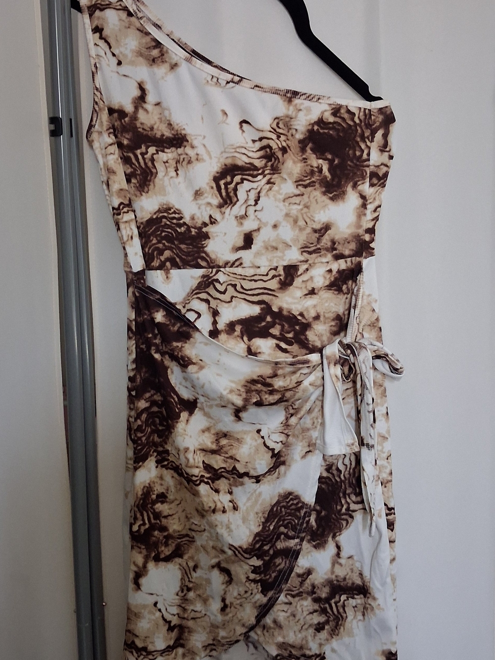 Women’s One-Shoulder Tie-Waist Dress in Brown Marble Print